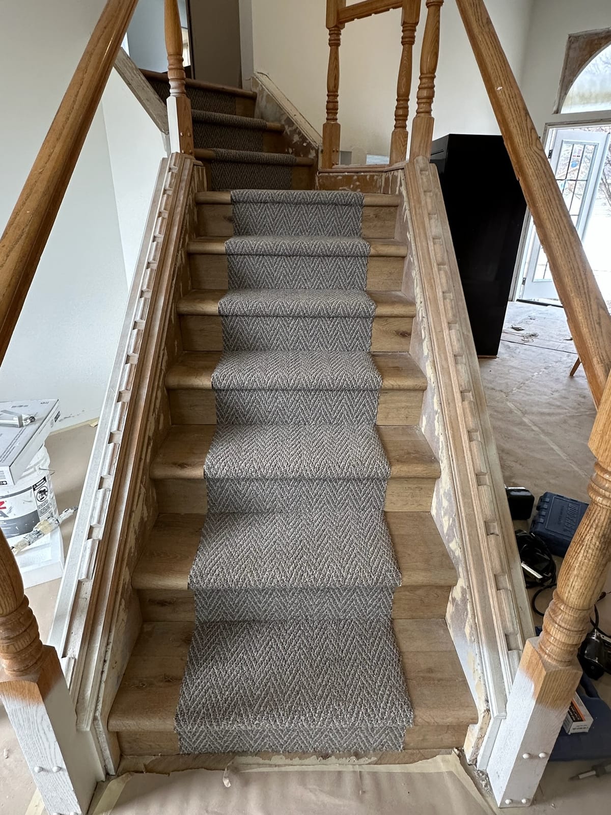 Stair runner, tight to the nosing