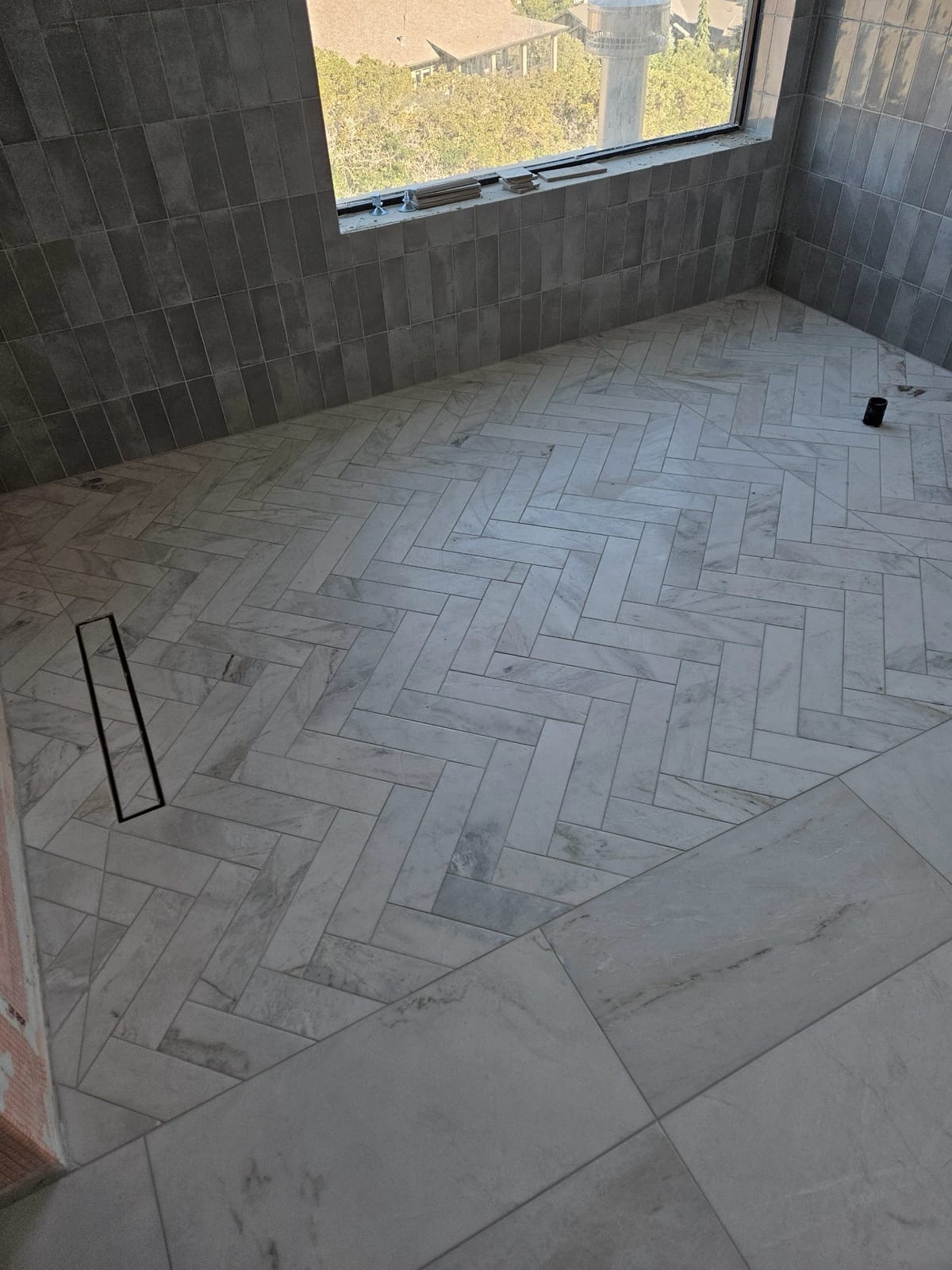 Herringbone floor, linear drain